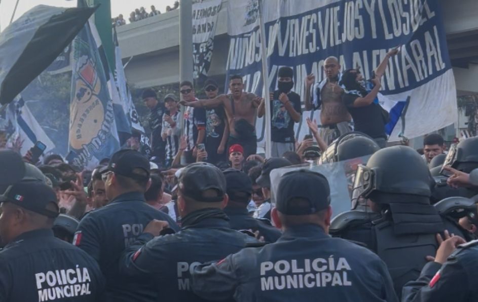 El ambiente previo subió de tono entre empujones, gas lacrimógeno en el aire y la quema de pirotecnia sobre la avenida.