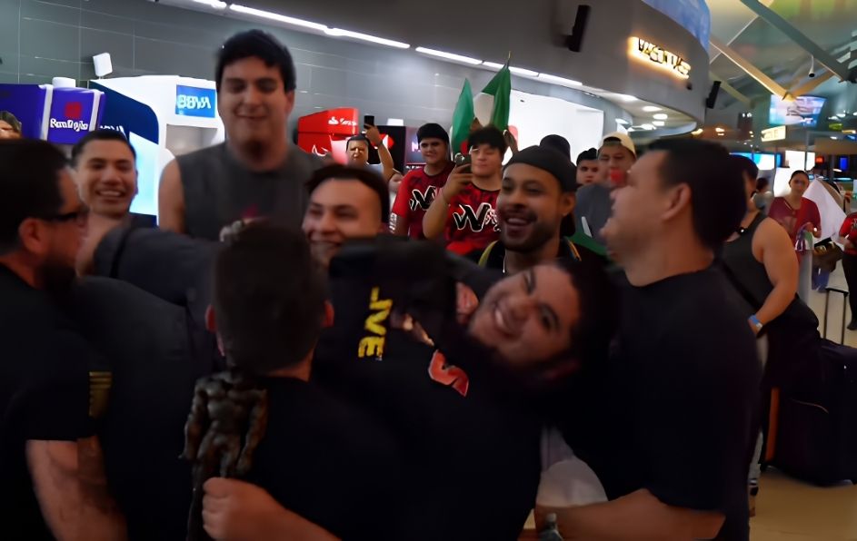 El atleta mexicano arribó a la Sultana del Norte tras conquistar el World Deadlift Championships 2026 de Giants Live en Birmingham.