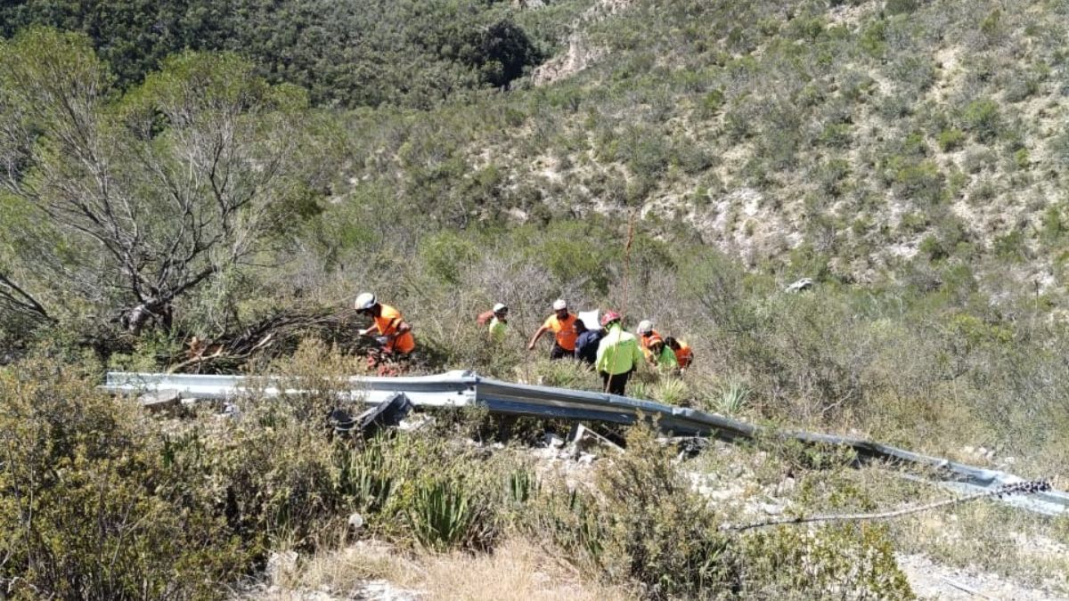 El auto cayó hacia un desfiladero de más de 50 metros de profundidad.| Especial