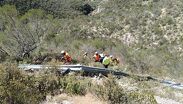 El auto cayó hacia un desfiladero de más de 50 metros de profundidad.| Especial