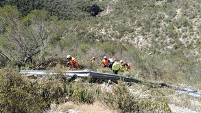 El auto cayó hacia un desfiladero de más de 50 metros de profundidad.| Especial