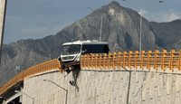 Camión apunto de caerse de un puente en García