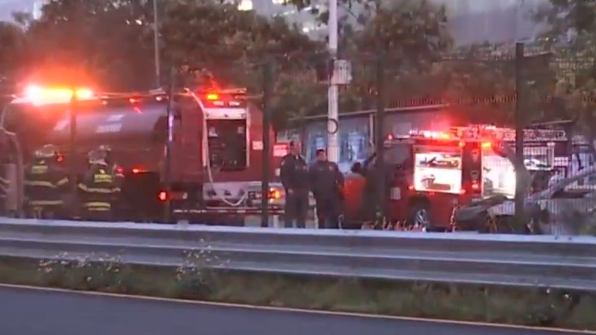 Un choque entre dos autos provocó incendio sobre la México-Toluca; dos personas murieron calcinadas y una resultó herida.