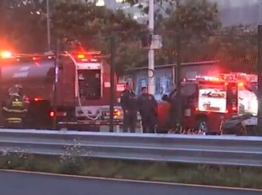 Un choque entre dos autos provocó incendio sobre la México-Toluca; dos personas murieron calcinadas y una resultó herida.