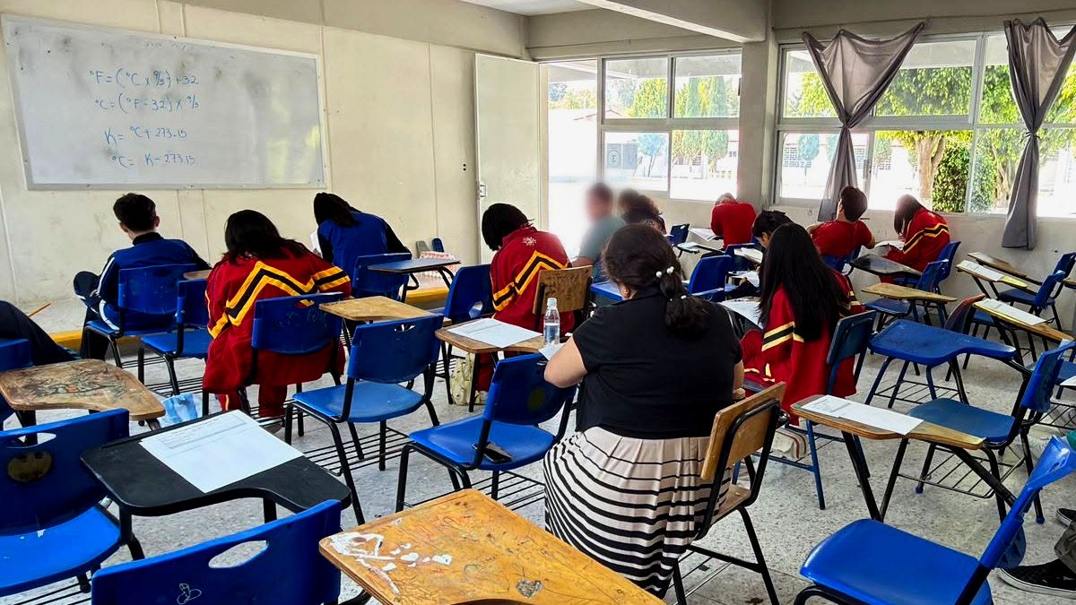 Director y prefecto habrían incluso impedido que las jóvenes utilizaran su celular para impedir una denuncia / Facebook: Centro Escolar "5 de Mayo"