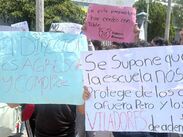 Los estudiantes se manifestaron con pancartas a las afueras de la preparatoria.