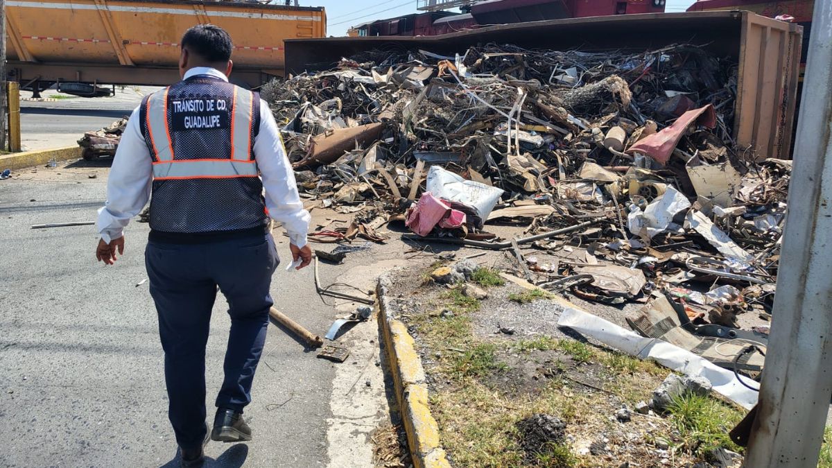 Pese a lo aparatoso del percance, en el lugar no se reportaron personas lesionadas.