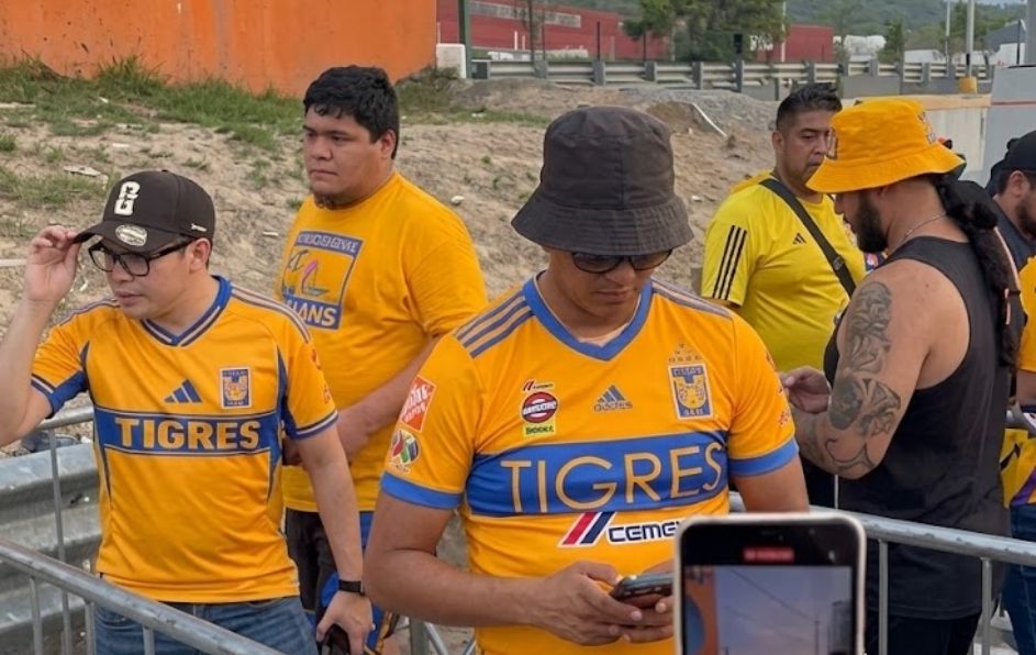 El referente de la barra de Tigres fue retenido momentáneamente en el primer filtro de seguridad exterior.