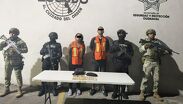 Revisaron sus pertenencias y les encontraron 49 dosis de una sustancia similar a la droga conocida como cristal.