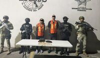 Revisaron sus pertenencias y les encontraron 49 dosis de una sustancia similar a la droga conocida como cristal.