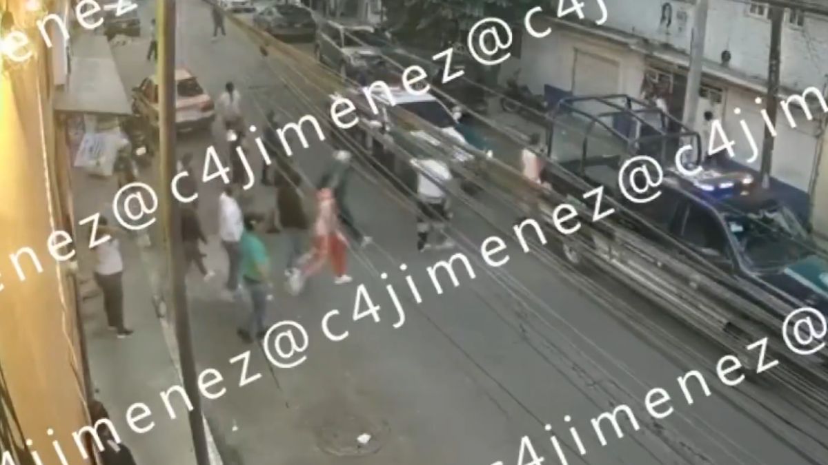 Una riña entre familiares se registró en plena vía pública en Iztacalco; el conflicto se originó por una presunta infidelidad.