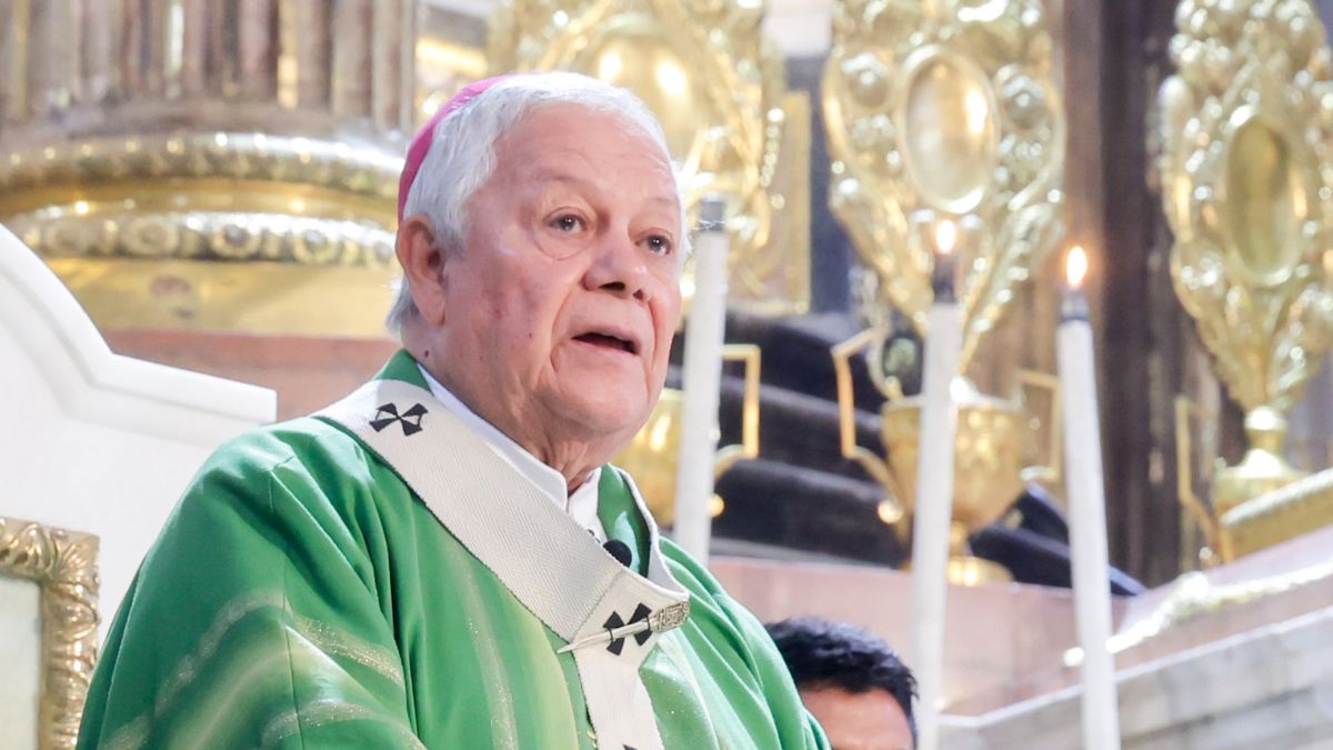 El arzobispo Víctor Sánchez Espinosa encabeza la ceremonia en la Catedral de Puebla, donde oró por el universitario desaparecido