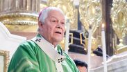 El arzobispo Víctor Sánchez Espinosa encabeza la ceremonia en la Catedral de Puebla, donde oró por el universitario desaparecido