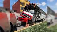 Un camión de transporte público chocó en Toluca; hay al menos 15 lesionados.