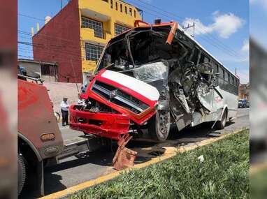 Un camión de transporte público chocó en Toluca; hay al menos 15 lesionados.