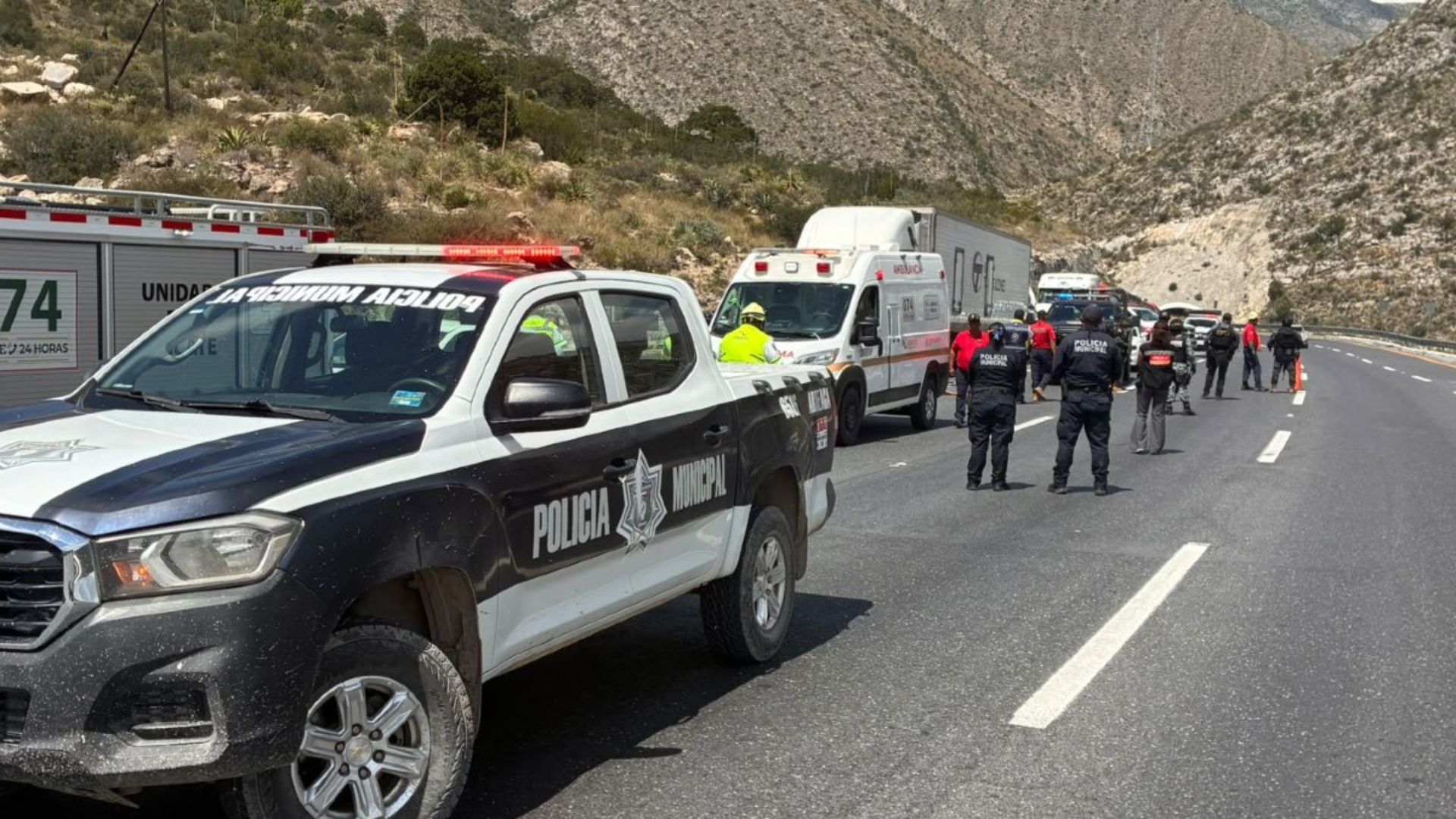 Camioneta atropella a dos personas que reparaban un tráiler en Los Chorros. TD Fin de Semana Nocturno Monterrey, 12 de septiembre de 2026