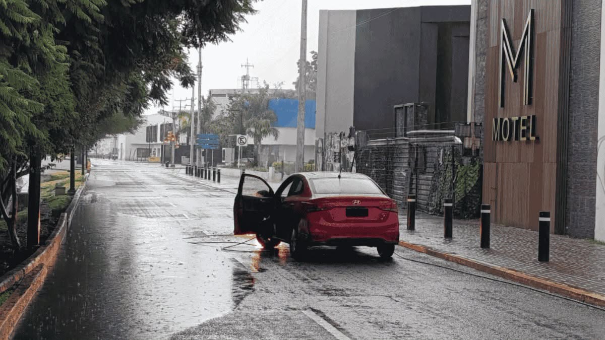 El fuego fue visible debajo del auto que quedó varado sobre los cables. | Secretaría de Seguridad, Prevención y Protección Ciudadana