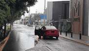 El fuego fue visible debajo del auto que quedó varado sobre los cables. | Secretaría de Seguridad, Prevención y Protección Ciudadana
