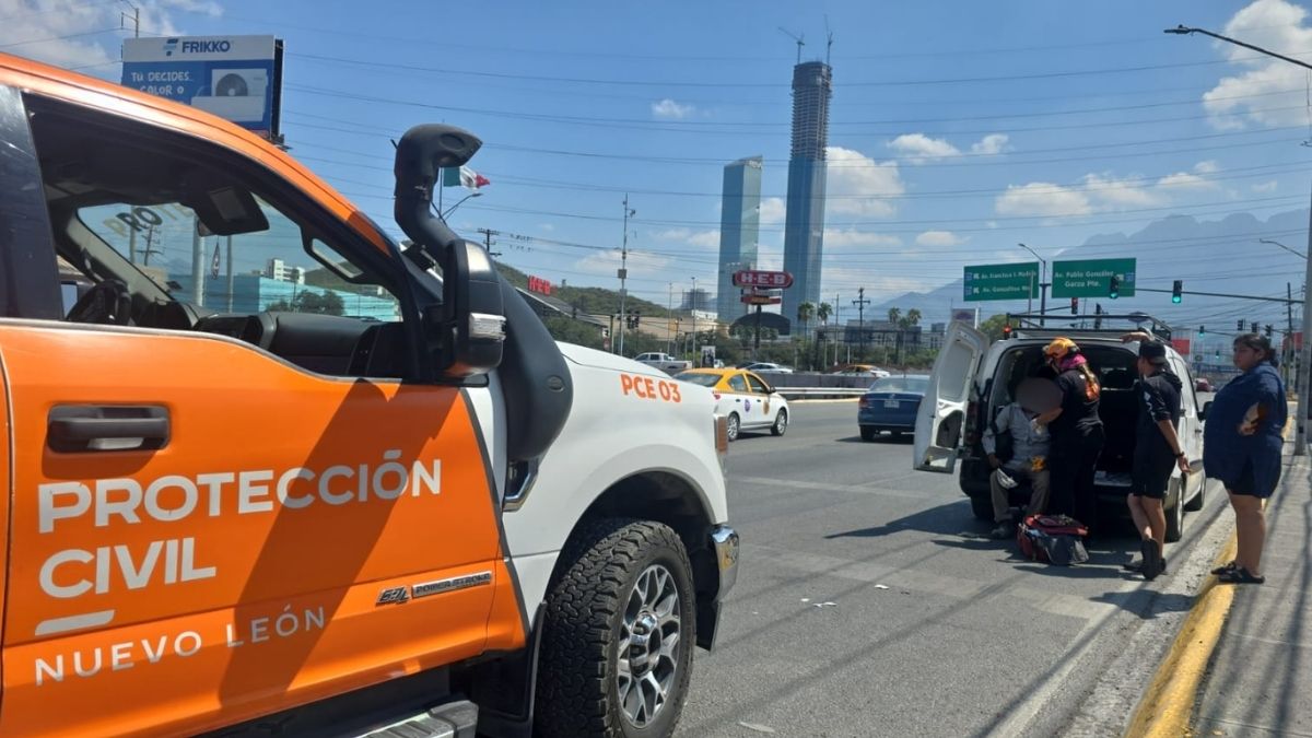 Un hombre fue atendido por Protección Civil tras ser atropellado en el cruce de dos importantes avenidas de Monterrey.