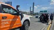Un hombre fue atendido por Protección Civil tras ser atropellado en el cruce de dos importantes avenidas de Monterrey.