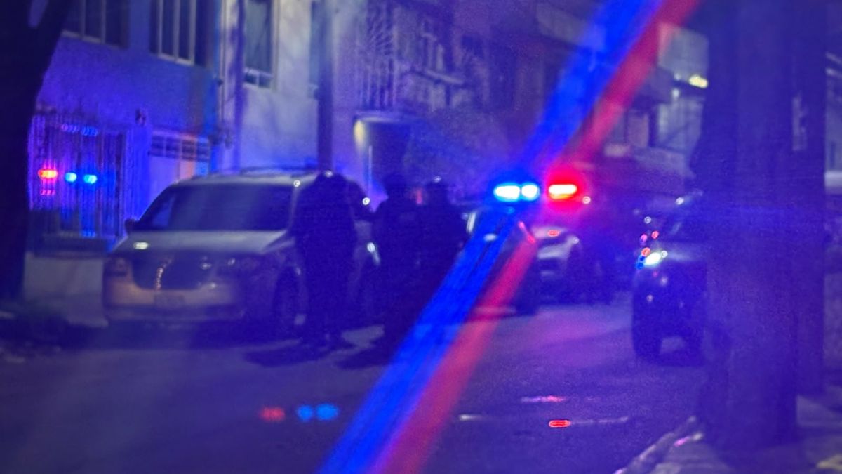 Un hombre fue hallado sin vida al interior de un auto en la Álvaro Obregón, CdMx; presentaba herida de bala en la cabeza.