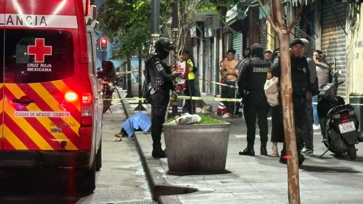 Dos hombres fueron asesinados en el Centro Histórico de la Ciudad de México; responsables huyeron.