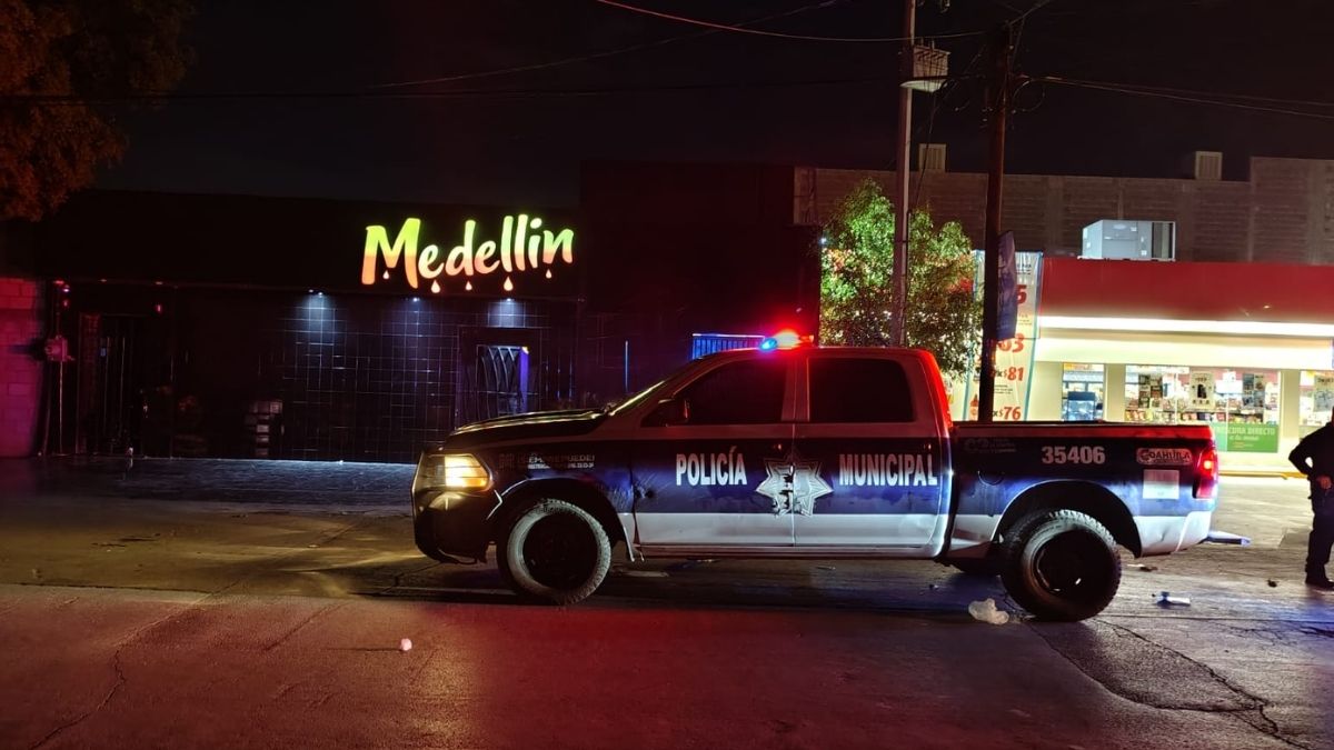 Durante la intervención policial dentro del establecimiento se desató otra pelea, saliendo un joven herido de la cabeza por la puerta principal.