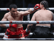 Julio César Chávez Jr. mandó a la lona al pugilista colombiano y consiguió el triunfo ante las porras de los aficionados.