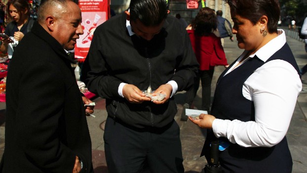 Los pagos extraordinarios por trabajar en días de descanso obligatorio están establecidos en el Art. 75 de la Ley Federal del Trabajo.