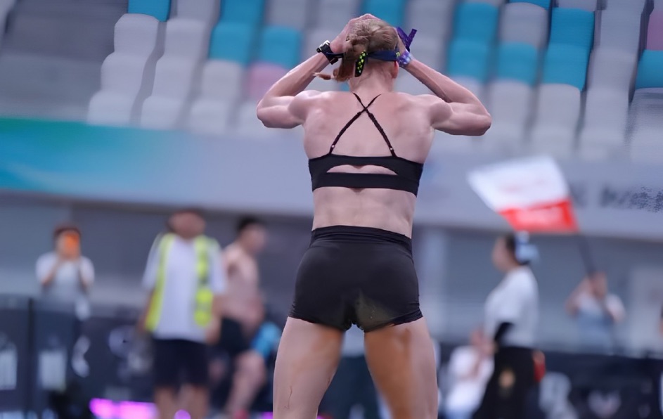 Pese al bochornoso incidente, la atleta decidió no abandonar la prueba y continuó en la pista hasta cruzar la meta.