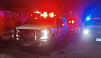 Rescatistas y elementos policiales resguardaron la finca de la calle Montevideo.