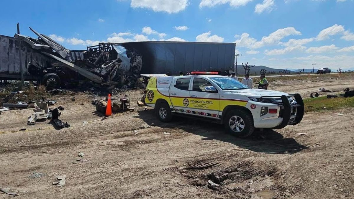 Tractocamión se incendia tras accidente en Galeana y deja una persona prensada y sin vida.