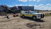 Tractocamión se incendia tras accidente en Galeana y deja una persona prensada y sin vida.