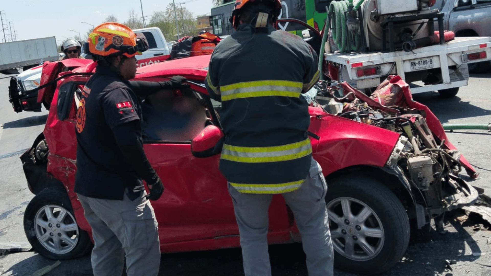 Tráiler impacta dos autos en Apodaca; cuatro personas resultan lesionadas. TD Fin de Semana Matutino Monterrey, 13 de septiembre de 2026