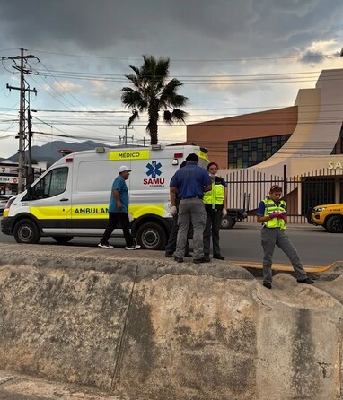 Al lugar arribaron elementos de Cruz Roja y personal de SAMU quienes confirmaron que el hombre ya había fallecido.