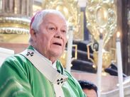 El arzobispo Víctor Sánchez Espinosa encabeza la ceremonia en la Catedral de Puebla, donde oró por el universitario desaparecido