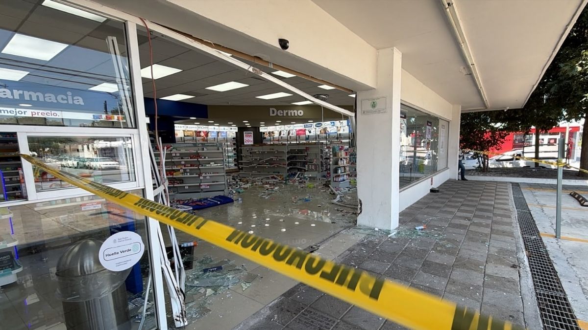 Una cámara de seguridad captó el momento en que una camioneta atropelló a una mujer y se estrelló contra una farmacia