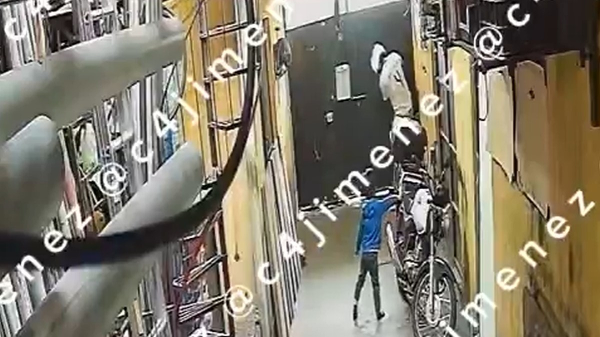 Captan a un hombre golpeando a su pareja mientras su hijo busca defenderla.