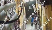 Captan a un hombre golpeando a su pareja mientras su hijo busca defenderla.