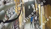 Captan a un hombre golpeando a su pareja mientras su hijo busca defenderla.
