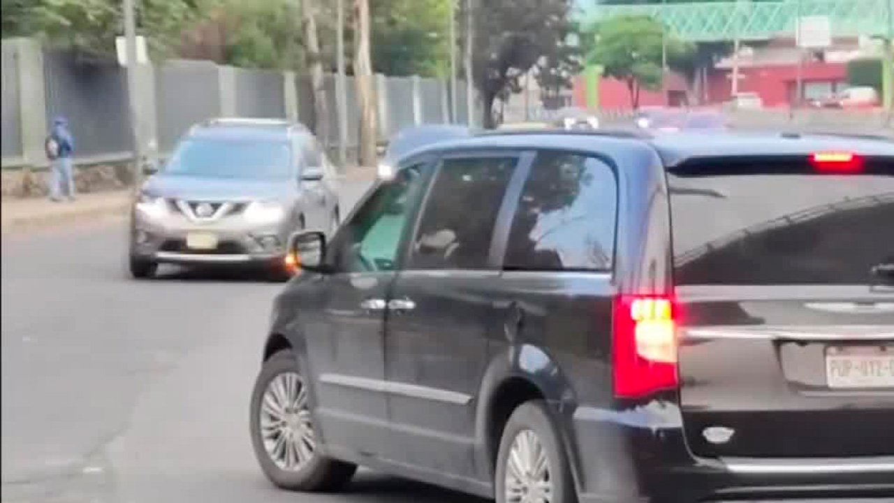 Conductores circulan en sentido contrario en avenida 412 de la Gustavo Madero