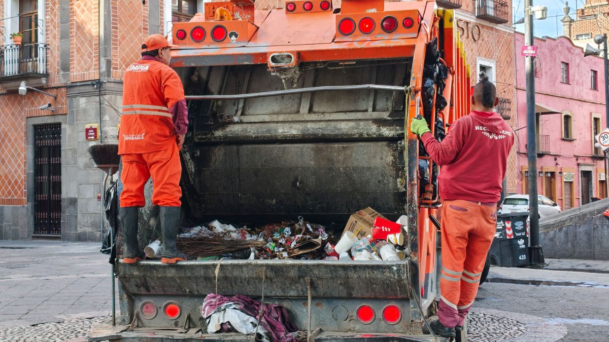Cuadrillas del Organismo Operador del Servicio de Limpia mantendrán la atención prioritaria en vialidades y espacios públicos del centro