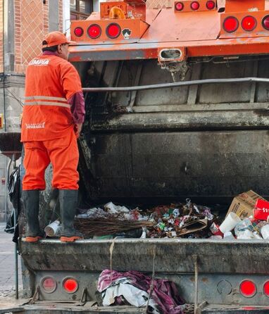 Cuadrillas del Organismo Operador del Servicio de Limpia mantendrán la atención prioritaria en vialidades y espacios públicos del centro