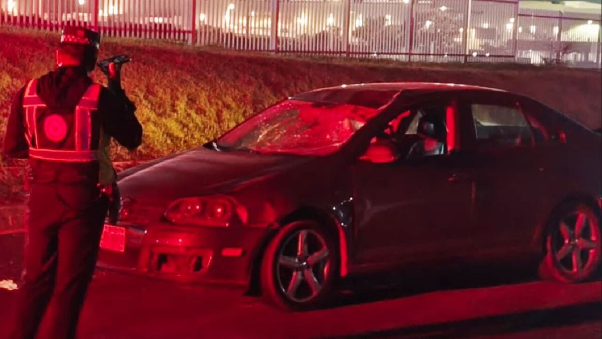 Los daños en el coche reflejaron lo duro de accidente vial.