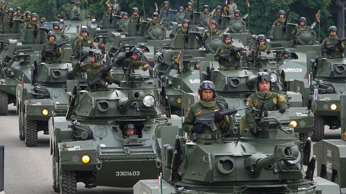 Desfile de la Independencia de México por parte de elementos del Ejército Nacional, Fuerza Aérea y Guardia Nacional.