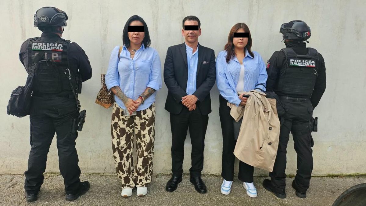 Detienen a un gerente y dos empleadas de agencia de autos en Tlalnepantla; son señalados de fraude millonario.