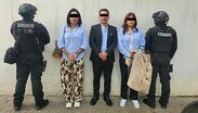 Detienen a un gerente y dos empleadas de agencia de autos en Tlalnepantla; son señalados de fraude millonario.