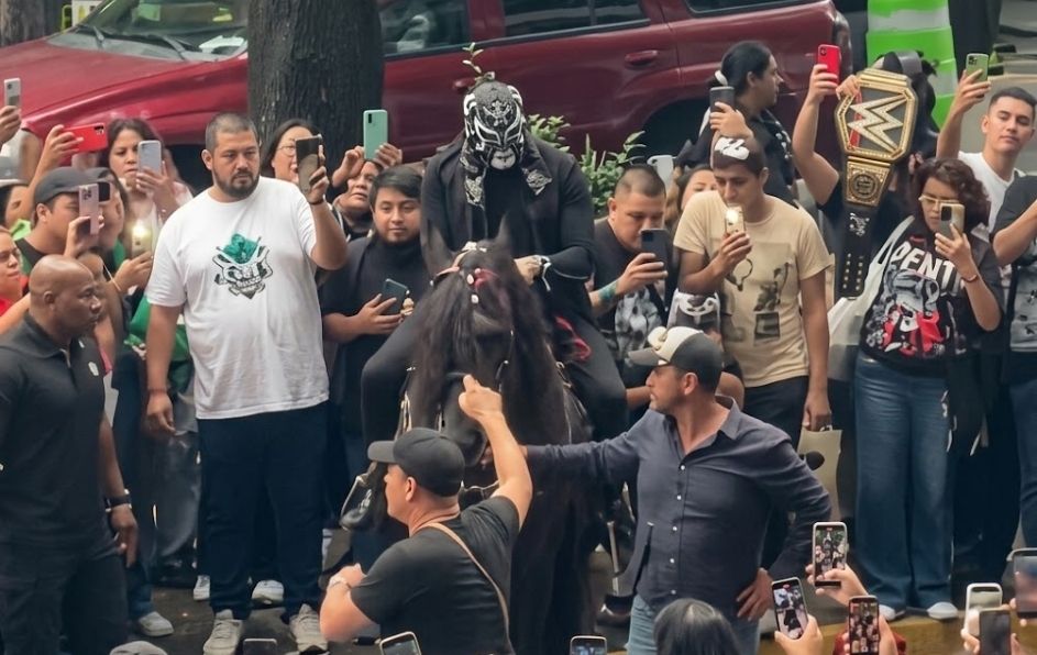 Escoltado por elementos de seguridad y entre cánticos de "Cero Miedo", el enmascarado se abrió paso rumbo a los vestidores.