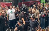 Escoltado por elementos de seguridad y entre cánticos de "Cero Miedo", el enmascarado se abrió paso rumbo a los vestidores.