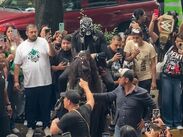 Escoltado por elementos de seguridad y entre cánticos de "Cero Miedo", el enmascarado se abrió paso rumbo a los vestidores.